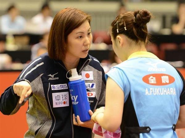 Risa Zhang reviewing tactics with Ai Fukuhara